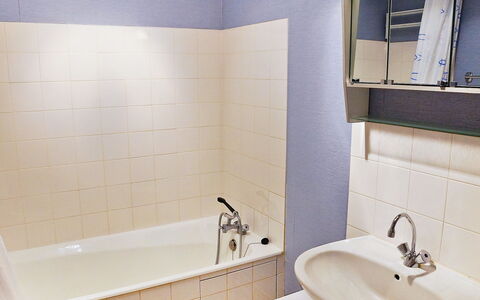Dinard 153: Badezimmer, Fliese, Eigentum, Zimmer, Zapfhahn, Wand, Bad Zubehör, Die Architektur, Interior Design, Armatur