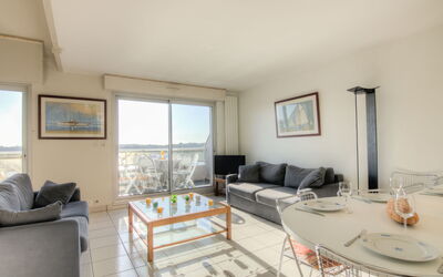 Terrasses D'Emeraude 153.4: Tabelle, Möbel, Couch, Gebäude, Fenster, Komfort, Azurblau, Holz, Bilderrahmen, Wohnzimmer
