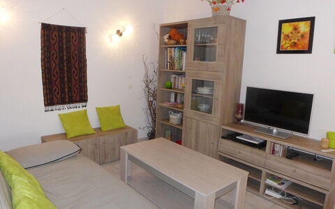 Le Madrilène: Zimmer, Eigentum, Möbel, Interior Design, Wohnzimmer, Gebäude, Haus, Tabelle, Wand, Fussboden