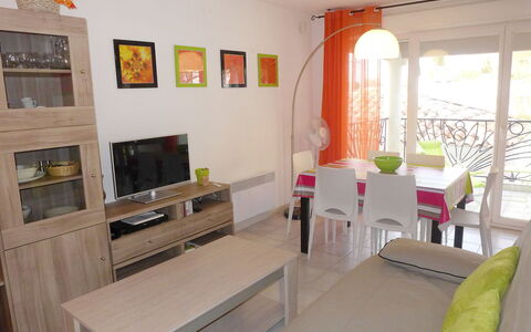 Le Madrilène: Möbel, Eigentum, Tabelle, Couch, Fernsehen, Fenster, Bilderrahmen, Interior Design, Die Architektur, Komfort