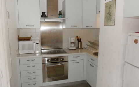 Le Madrilène: Zimmer, Eigentum, Major Appliance, Möbel, Küche, Kühlschrank, Cabinetry, Haushaltsgerät, Haus, Gebäude