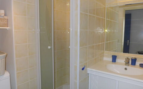 Le Madrilène: Badezimmer, Eigentum, Zimmer, Fliese, Wand, Fussboden, Armatur, Interior Design, Grundeigentum, Bad Zubehör