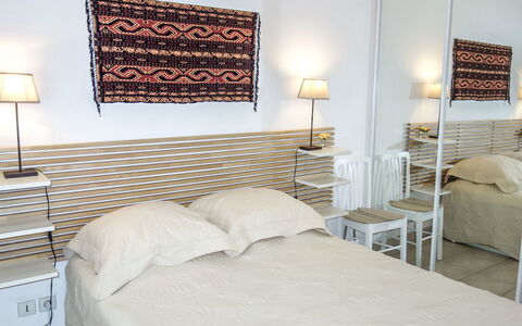 Le Madrilène: Schlafzimmer, Möbel, Zimmer, Bett, Eigentum, Bettrahmen, Interior Design, Wand, Bettdecke, Fussboden