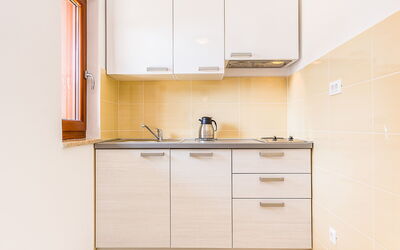 Banj 558 5.1: Möbel, Zimmer, Eigentum, Cabinetry, Countertop, Küche, Interior Design, Schublade, Schrank, Fliese