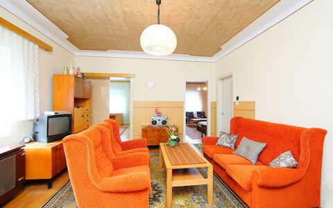 Peach: Zimmer, Wohnzimmer, Orange, Möbel, Interior Design, Eigentum, Gebäude, Gelb, Decke, Suite