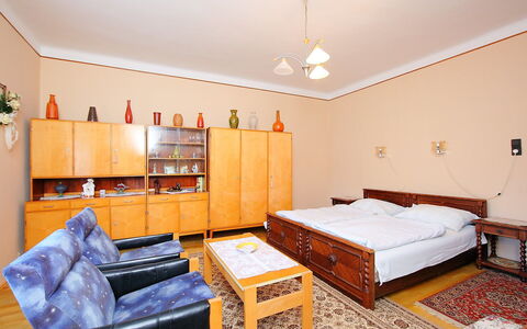 Peach: Zimmer, Möbel, Eigentum, Schlafzimmer, Bettdecke, Bett, Interior Design, Bettrahmen, Fussboden, Gelb