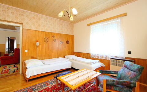 Peach: Zimmer, Möbel, Eigentum, Interior Design, Gebäude, Fussboden, Haus, Decke, Wohnzimmer, Wand