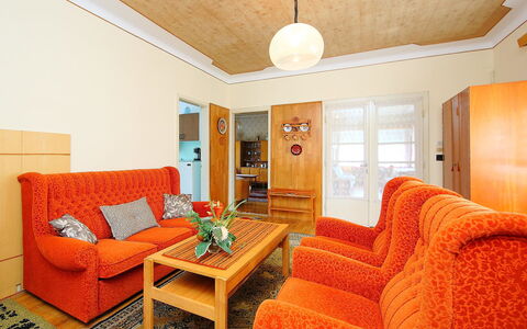 Peach: Zimmer, Möbel, Eigentum, Orange, Interior Design, Wohnzimmer, Gebäude, Gelb, Decke, Tabelle