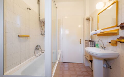 Peach: Badezimmer, Wand, Flooring, Armatur, Bad Sink, Fussboden, Interior Design, Installation, Decke, Zapfhahn