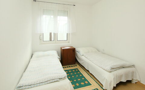 Apricot: Möbel, Zimmer, Schlafzimmer, Bett, Eigentum, Bettdecke, Fussboden, Bedding, Bettrahmen, Interior Design