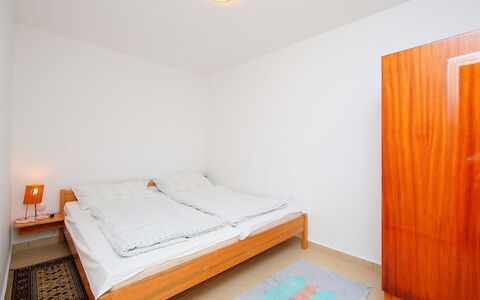 Apricot: Bett, Zimmer, Schlafzimmer, Eigentum, Möbel, Bettdecke, Orange, Fussboden, Matratze, Grundeigentum