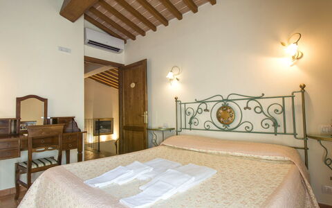 La Gora: Schlafzimmer, Bett, Möbel, Zimmer, Eigentum, Bettrahmen, Bettdecke, Gebäude, Matratze, Interior Design