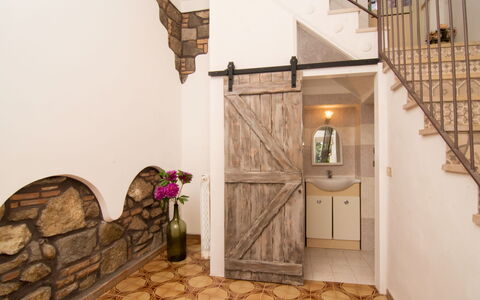 Emi: Eigentum, Cabinetry, Holz, Beleuchtung, Interior Design, Flooring, Gebäude, Fussboden, Wohnzimmer, Wand