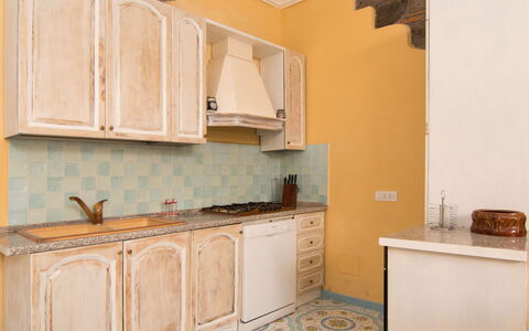 Emi: Cabinetry, Countertop, Möbel, Eigentum, Gebäude, Herd, Holz, Schublade, Küche, Zapfhahn