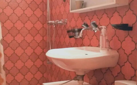 Adlemsried: Spiegel, Eigentum, Armatur, Sinken, Lila, Badezimmer, Zapfhahn, Orange, Interior Design, Fussboden