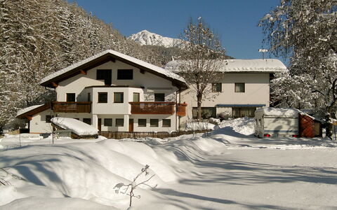 Ferien 1: Himmel, Schnee, Eigentum, Fenster, Gebäude, Haus, Steigung, Baum, Die Architektur, Nachbarschaft