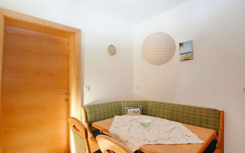 Ferien 1: Zimmer, Möbel, Eigentum, Bett, Schlafzimmer, Interior Design, Gebäude, Bettrahmen, Haus, Fussboden