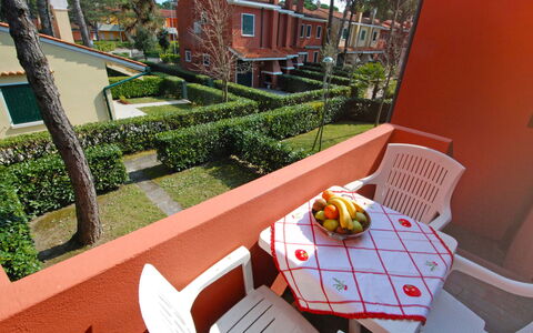 Bibione 310: Möbel, Pflanze, Eigentum, Gebäude, Stuhl, Gartenmöbel, Baum, Die Architektur, Haus, Interior Design