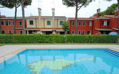 Bibione 310: Wasser, Pflanze, Daytime, Eigentum, Gebäude, Schwimmbad, Himmel, Fenster, Azurblau, Natur