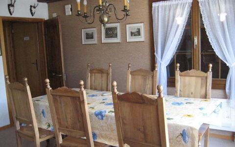 Arnika # 2: Bilderrahmen, Möbel, Eigentum, Tabelle, Stuhl, Holz, Textil, Vorhang, Interior Design, Fenster