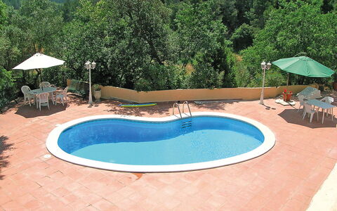 Can Trullas: Wasser, Eigentum, Schwimmbad, Azurblau, Gebäude, Baum, Gartenmöbel, Pflanze, Schatten, Landschaft