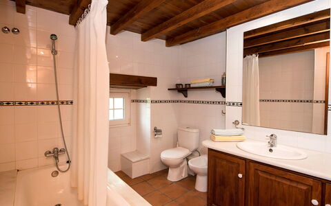 Can Trullas: Spiegel, Zapfhahn, Eigentum, Armatur, Sinken, Badezimmerschrank, Möbel, Cabinetry, Badewanne, Badezimmer