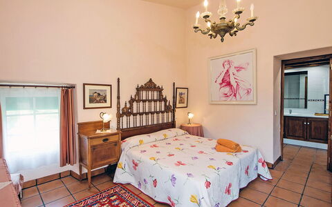 Can Trullas: Eigentum, Möbel, Bilderrahmen, Cabinetry, Gebäude, Dekoration, Holz, Textil, Komfort, Beleuchtung