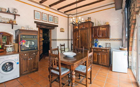 Can Trullas: Möbel, Cabinetry, Holz, Küche, Bilderrahmen, Interior Design, Flooring, Fussboden, Haushaltsgerät, Schublade