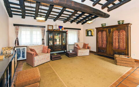 Can Trullas: Bilderrahmen, Eigentum, Couch, Holz, Interior Design, Bücherregal, Halle, Flooring, Fernsehen, Fussboden