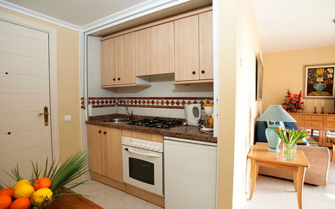 Calpe Calp 958: Zimmer, Countertop, Möbel, Cabinetry, Küche, Eigentum, Interior Design, Gebäude, Fussboden, Haus