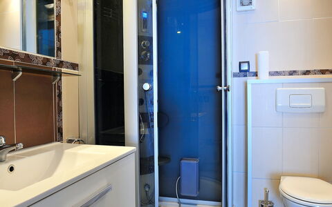 La Yaya: Badezimmer, Eigentum, Zimmer, Wand, Armatur, Interior Design, Tür, Bad Zubehör, Gebäude, Haus