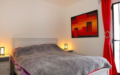 La Yaya: Schlafzimmer, Bett, Möbel, Zimmer, Bettdecke, Eigentum, Bettrahmen, Bedding, Rot, Matratze