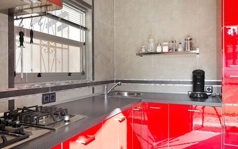 La Yaya: Countertop, Zimmer, Küche, Rot, Eigentum, Interior Design, Möbel, Fliese, Cabinetry, Materialeigenschaft