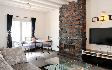 La Yaya: Wohnzimmer, Zimmer, Eigentum, Interior Design, Kamin, Möbel, Gebäude, Feuerstelle, Wand, Fussboden