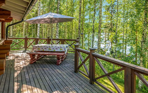 Koivukallio: Holz, Veranda, Hartholz, Deck, Holzbeize, Eco Hotel, Planke, Holzboden, Schatten, Stuhl