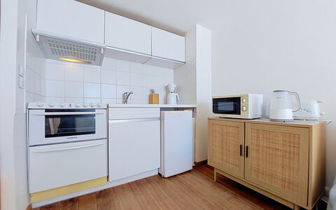 Le Platin: Möbel, Flooring, Interior Design, Fussboden, Holz, Major Appliance, Küche, Küchengerät, Cabinetry, Holzboden