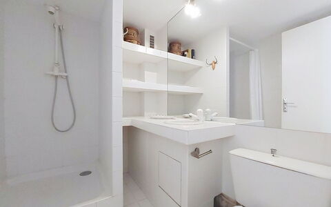 Le Platin: Badezimmer, Armatur, Flooring, Wand, Interior Design, Fussboden, Badewanne, Zapfhahn, Installation, Decke