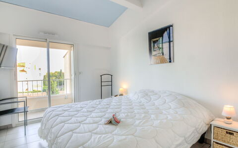 Bella Vista: Schlafzimmer, Eigentum, Möbel, Zimmer, Bett, Bettrahmen, Interior Design, Grundeigentum, Bettdecke, Bedding