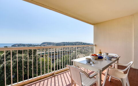 Cavalaire 158: Eigentum, Grundeigentum, Zimmer, Balkon, Gebäude, Haus, Möbel, Himmel, Wohnung, Urlaub