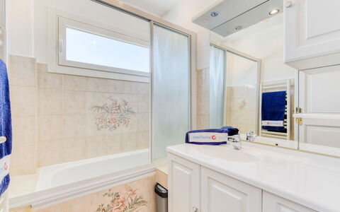 Cavalaire 158: Zimmer, Eigentum, Badezimmer, Interior Design, Möbel, Cabinetry, Fliese, Gebäude, Haus, Zuhause