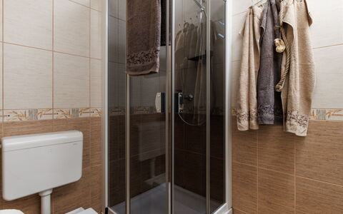 Novi Vinodolski 117: Flooring, Armatur, Fussboden, Interior Design, Badezimmer, Sinken, Installation, Bad Sink, Braun, Zapfhahn
