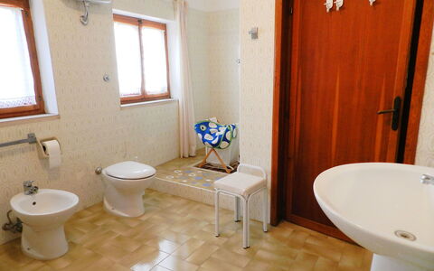 Giuga: Badezimmer, Zimmer, Eigentum, Fussboden, Gebäude, Interior Design, Haus, Fliese, Armatur, Grundeigentum