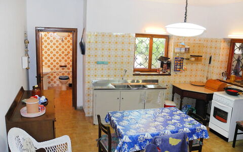 Giuga: Zimmer, Eigentum, Möbel, Interior Design, Gebäude, Haus, Tabelle, Küche, Fussboden, Zuhause