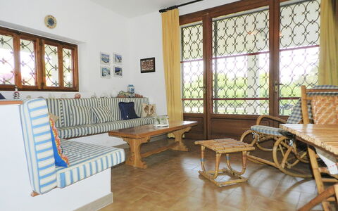 Giuga: Zimmer, Eigentum, Möbel, Interior Design, Gebäude, Fussboden, Haus, Grundeigentum, Decke, Hartholz