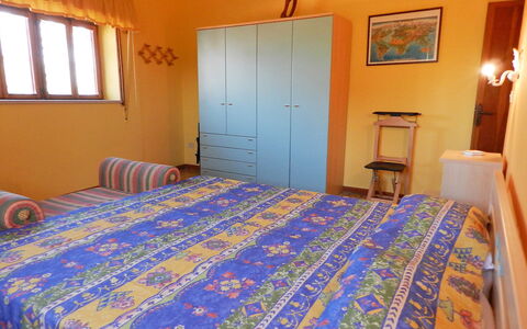 Giuga: Bett, Schlafzimmer, Bettdecke, Zimmer, Eigentum, Möbel, Fussboden, Bettrahmen, Matratze, Bedding