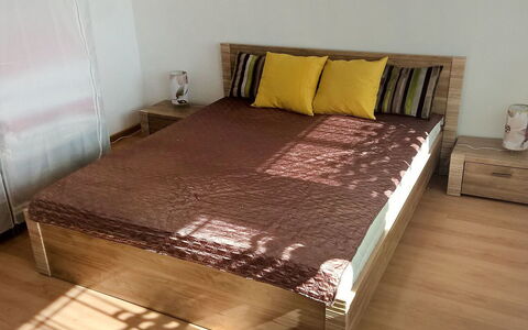 Smołdziński Las: Bett, Schlafzimmer, Bettdecke, Bedding, Möbel, Eigentum, Bettrahmen, Zimmer, Fussboden, Matratze