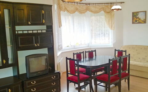 Smołdziński Las: Zimmer, Möbel, Eigentum, Interior Design, Esszimmer, Gebäude, Haus, Tabelle, Decke, Fussboden