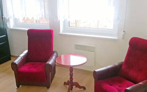 Smołdziński Las: Möbel, Zimmer, Eigentum, Rosa, Stuhl, Rot, Interior Design, Produkt, Couch, Wohnzimmer
