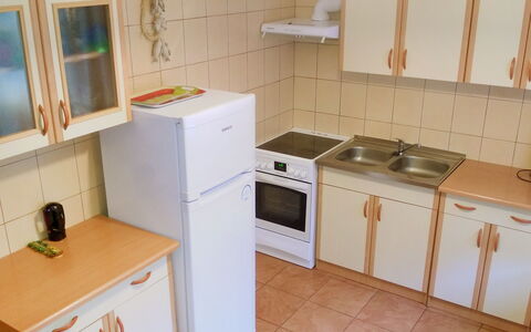 Smołdziński Las: Zimmer, Eigentum, Küche, Countertop, Major Appliance, Möbel, Herd, Cabinetry, Fussboden, Gebäude