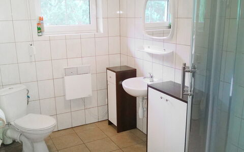 Smołdziński Las: Badezimmer, Eigentum, Zimmer, Fliese, Armatur, Fussboden, Wand, Bad Zubehör, Toilette, Die Architektur